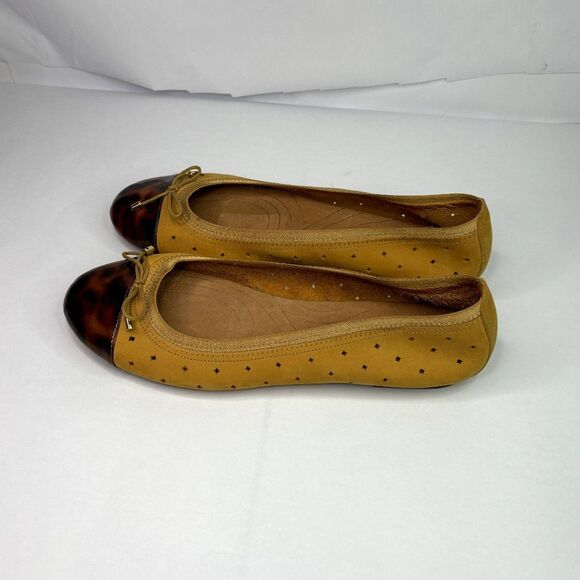 Clarks Tan and Brown Flats - Picture 3 of 9